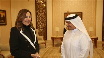 وزيرة الثقافة تلتقي رئيس هيئة الشارقة للكتاب ويهديها آخر إصدارات حاكم الشارقة