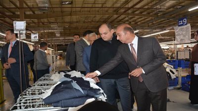 وزير التجارة يقوم بجولة تفقدية بالمنطقة الصناعية في العبور