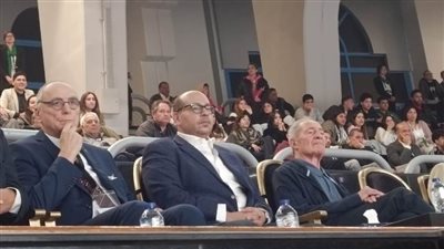 رئيس اللجنة الأولمبية يؤازر منتخب مصر أمام تونس بنصف نهائي أمم إفريقيا لليد