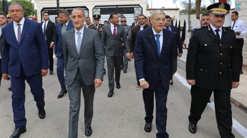 محافظ المنيا يضع