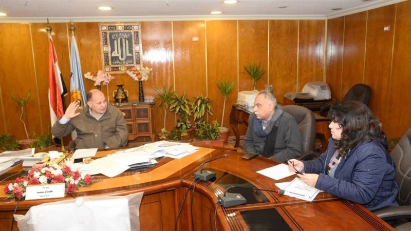 محافظ أسيوط يناقش