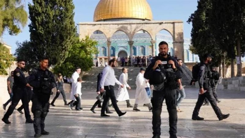 المستوطنين يقتحمون