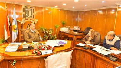 محافظ أسيوط يتابع آخر المستجدات بشأن تنفيذ مشروعات قطاع الرصف بالمراكز والأحياء