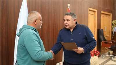 محافظ البحر الأحمر يسلم عقود 93 ورشة بمدينة الحرفيين