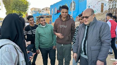 رئيس جامعة سوهاج يشارك طلابه في رحلتهم إلى أسوان