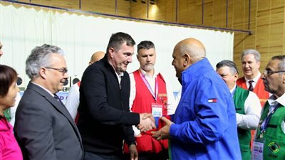حازم حسني يكرم المندوب الفني للاتحاد الدولي للرماية