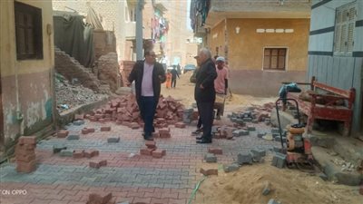 تركيب بلاط الانترلوك بالشوارع الضيقة بمدينة صدفا ضمن خطة التطوير والتجميل بأسيوط 