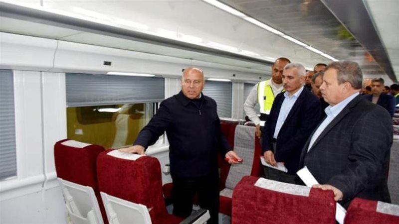 وزير النقل خلال تفقده