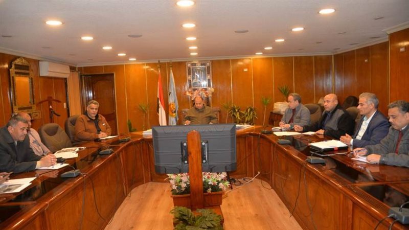 محافظ أسيوط يعقد