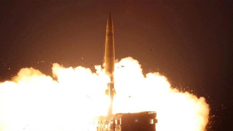 إطلاق صاروخ في مكان