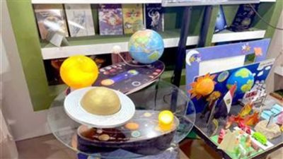 نماذج مجسمة للفضاء وإصدارات مبسطة للعلوم في جناح قومي البحوث الفلكية بـ