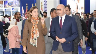 وزيرة الثقافة تتفقد أجنحة وقاعات العرض بمعرض القاهرة للكتاب 