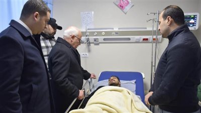 محافظ بورسعيد يزور مصابي حريق مول تجاري أثناء تلقيهم العلاج بمجمع الشفاء