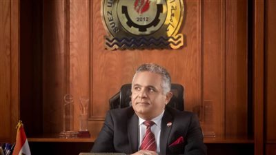 رئيس جامعة السويس يهنئ فريق عباقرة جامعة السويس 