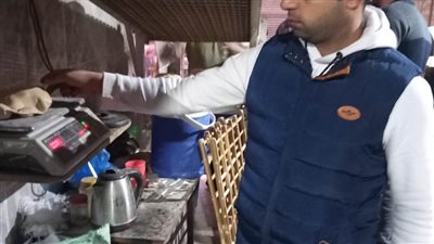 ضبط ٥٠٠ عبوة مواد غذائية منتهية الصلاحية في حملة تموينية بالبحيرة 