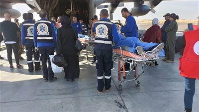 عاجل.. نقل 11 جريحًا و32 مرافقًا فلسطينيًا عبر مطار العريش للعلاج في قطر