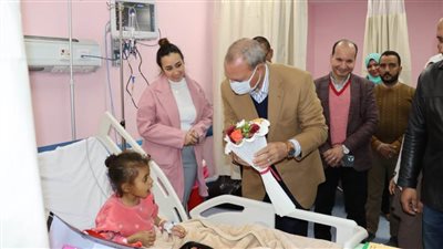 محافظ القليوبية يوزع الورود والهدايا على أطفال غزة الذين يتلقون العلاج بمستشفى القناطر الخيرية