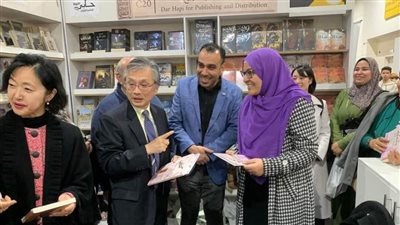 السفير الياباني بالقاهرة يزور جناح دار حابي للنشر بمعرض الكتاب.. صور
