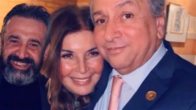 عاجل| آخرهم عمر عبدالعزيز.. فنانون تزوجوا فوق الستين