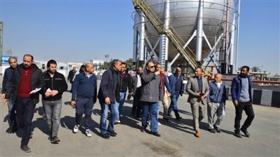 أثناء تفقده مصنع 