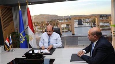 محافظ أسوان يعتمد نتيجة امتحانات الفصل الدراسي الأول للشهادة الإعدادية بنسبة نجاح 77.7%