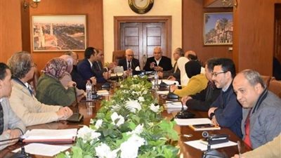 محافظ بورسعيد يستعرض مستجدات أعمال تنفيذ محطات الصرف الصحي الجاري تنفيذها بالمحافظة