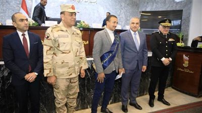 محافظ سوهاج ومدير جمعية المحاربين القدماء يكرمان أسر الشهداء ومصابي العمليات الحربية