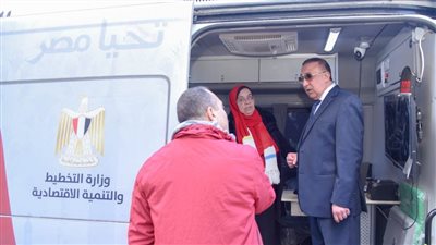 محافظ الإسكندرية يتابع العمل بالمركز التكنولوجي المتنقل وخدمة المواطنين بحي شرق
