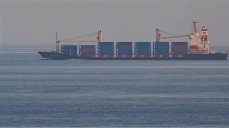 سفينة شحن في البحر