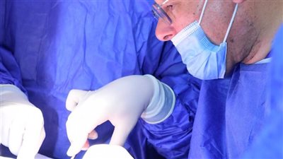 رئيس جامعة سوهاج يجري عملية جراحية دقيقة استغرقت ٩ ساعات لطفلة مصابة بشلل 