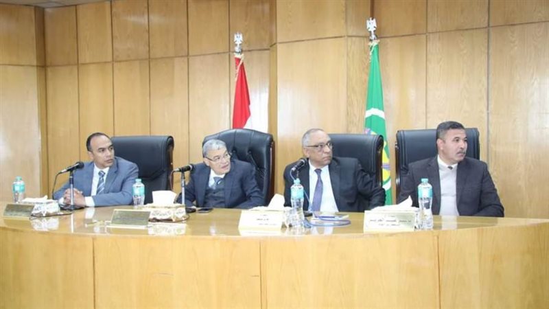 محافظ المنيا خلال