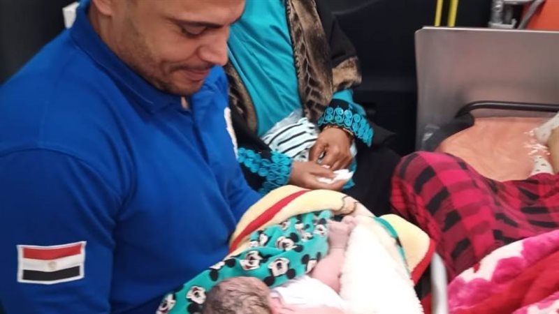 ولادة طفل داخل سيارة