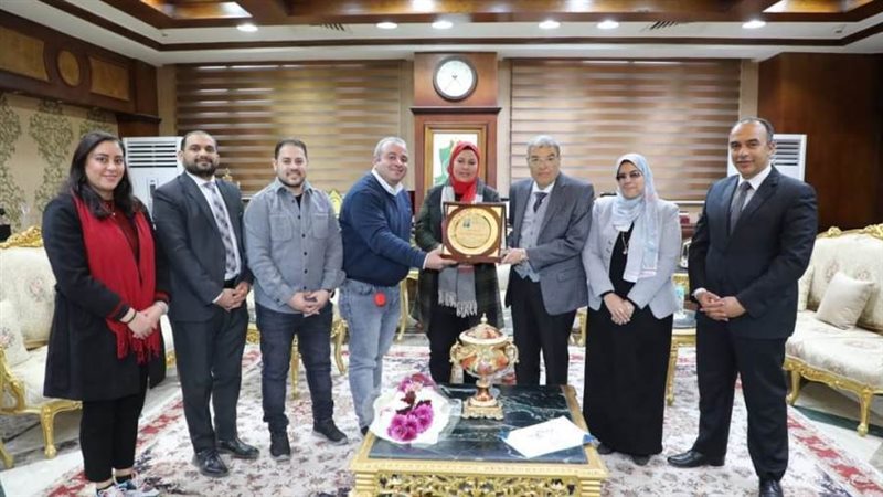 حياة كريمة تهدى محافظ