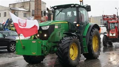 بولندا تتعهد بمناقشة مطالب المزارعين وتطالبهم بإنهاء الاحتجاجات الواسعة