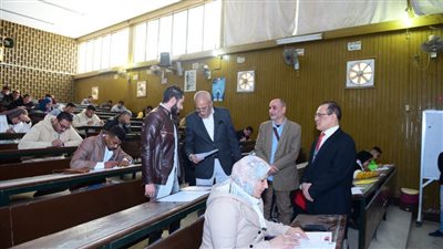 ٢٩٠٧ طالبًا وطالبة يواصلون امتحانات الفصل الدراسي الأول لبرامج التعليم المدمج بجامعة سوهاج