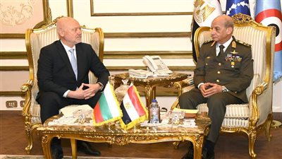 القائد العام للقوات المسلحة وزير الدفاع والإنتاج الحربى يلتقى وزير الدفاع البلغارى