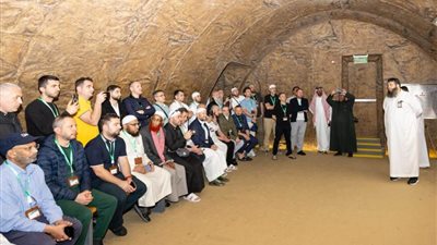 ضيوف خادم الحرمين الشريفين يزورون معرض الوحي