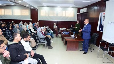 رئيس جامعة سوهاج يناقش الحالات الصعبة بجراحة العظام في محاضرة لطلاب الطب