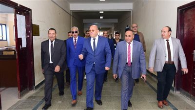 رئيس جامعة سوهاج يتابع سير العملية التعليمية ثاني أيام الفصل الدراسي الثاني