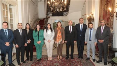 وزيرة الثقافة تلتقي وفدًا من تنسيقية شباب الأحزاب والسياسيين لبحث التعاون