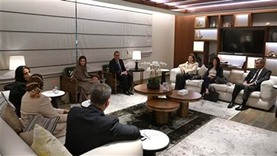 رئيس الوزراء يصل مطار دبي الدولي للمشاركة في 