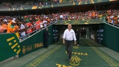 بالصور.. حسام حسن ضمن أساطير إفريقيا المتواجدة في مباراة كوت ديفوار ونيجيريا