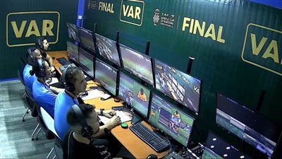 محمود عاشور في غرفة الفار لنهائي بطولة الأمم الإفريقية بين كوت ديفوار ونيجيريا