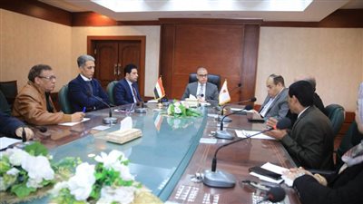 محافظ سوهاج يبحث آليات توفير السلع الأساسية للمواطنين بالأسعار الرسمية.. وإقامة معارض 