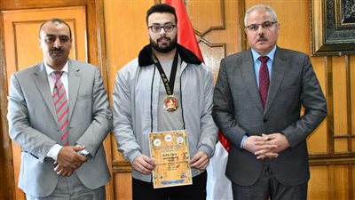 قيادات جامعة قناة السويس تستقبل طالب الهندسة بطل العالم في القوة البدنية