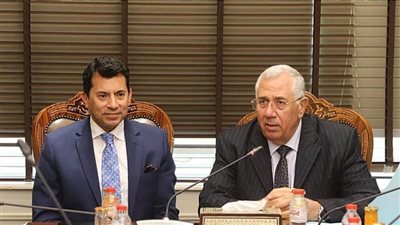 وزيرا الزراعة والشباب يبحثان حل قضايا نادي سموحة الرياضي قانونيا