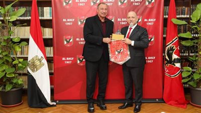 محمود الخطيب يستقبل سفير الأرجنتين بالقاهرة ويهديه درع وعلم الأهلي