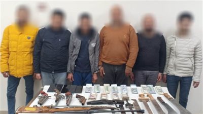 ضبط تشكيل عصابي لترويج الدولارات المزيفة وبحوزتهم أسلحة و17 ألف دولار بأكتوبر