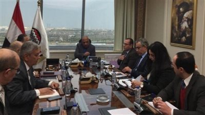 وزير قطاع الأعمال يستعرض آليات تنفيذ حزمة الحماية الاجتماعية ورفع الحد الأدنى للأجور