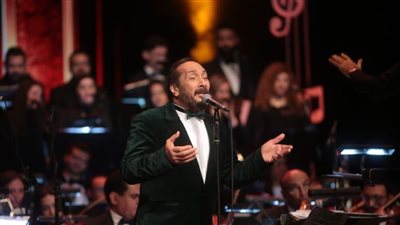 على الحجار في ضدنيا عبد الوهاب بـ 100 سنة غنا في ليلة عيد الحب بالأوبرا 